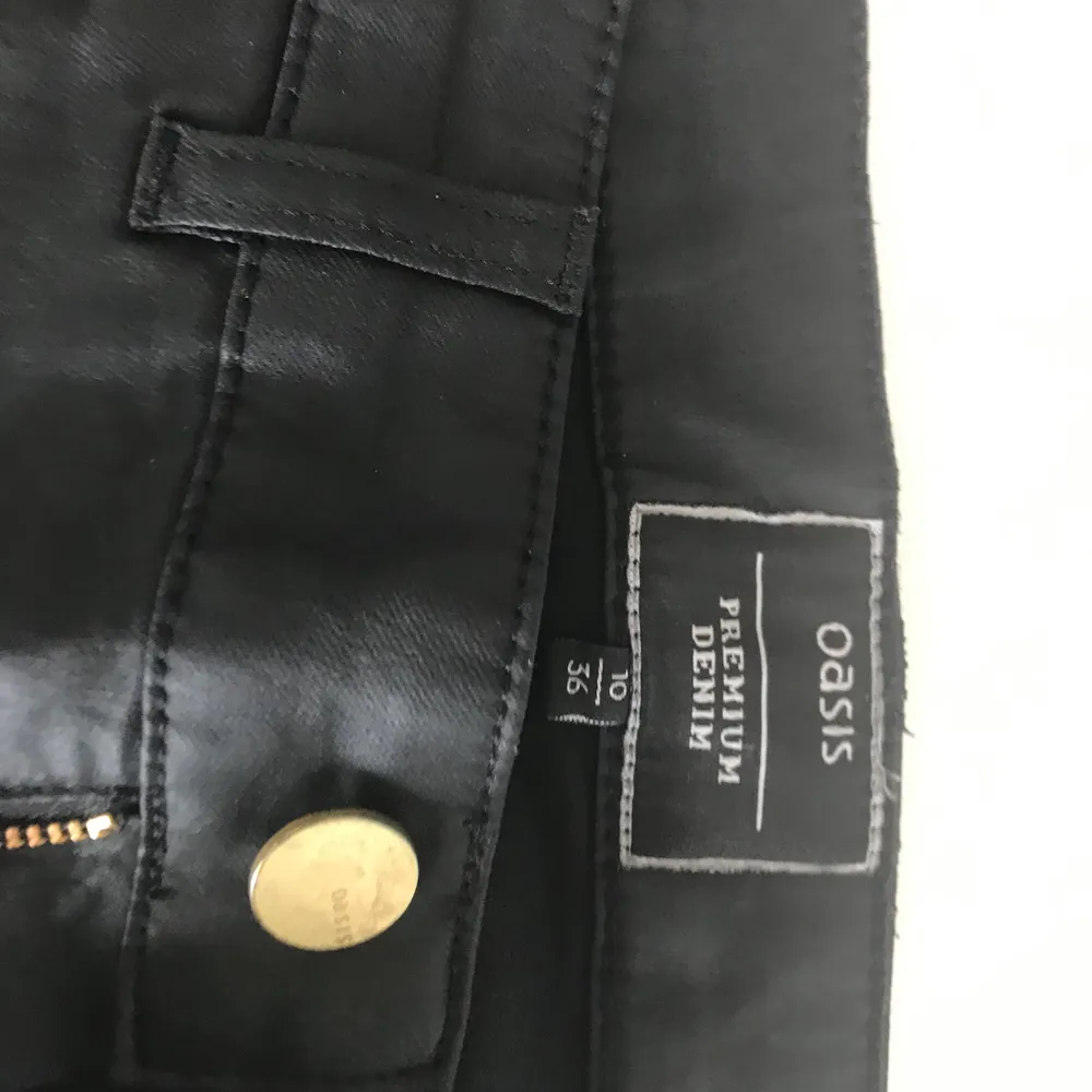 Oasis svart läder byxa, zip-up detaljer på höfterna och nere vid anklarna.                                                   (frakten är inkluderad) xx. Jeans & Byxor.