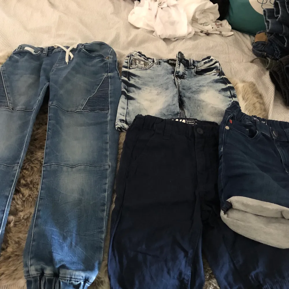 Barn kläder, säljes separat för 30kr. Jeans & Byxor.