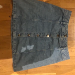 Jeanskjol  - Fin jeanskjol som tyvärr blivit för liten, inga skador eller liknande 🙌🏼