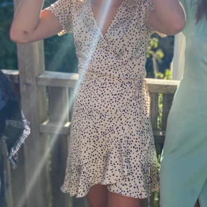 Slutsåld ne noir klänning - Säljer ett supersnygg ne noir klänning i storlek 36! Den är köpt förra året och nu slutsåld överallt. Den är i tjockt silke isch och är omlott med svarta prickar och fin volang längst kjolen       Köptes för: 799kr på design only