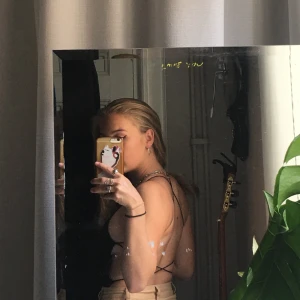 Brandy Melville body - Säljer denna otroligt snygga och festliga bodyn från Brandy Melville då de tyvärr inte längre kommer till användning💖  Priset eller högsta bud💘 Frakt tillkommer på 22kr eller så kan jag mötas upp i Stockholm😊