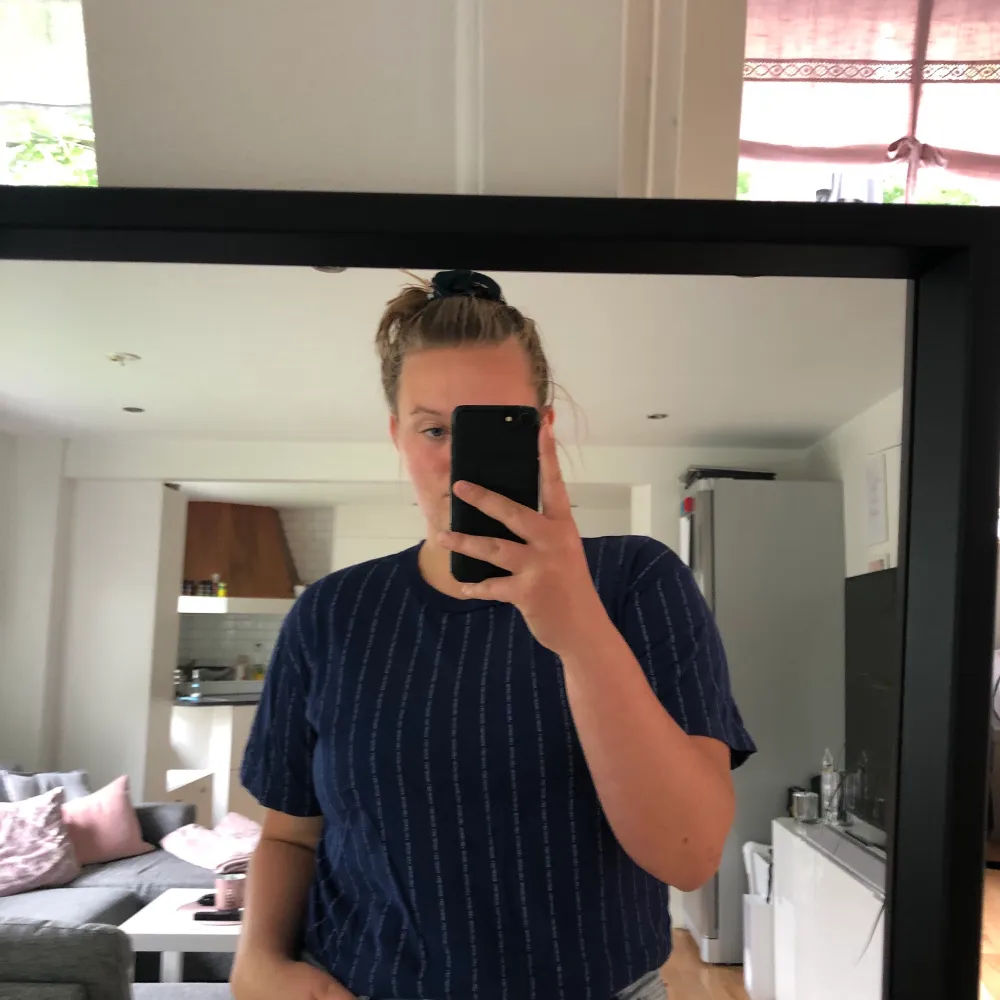 Snygg T-shirt från Lee Jeans! Sparsamtanvånd och är i ett bra skick! Storlek L men passar nog S-M också om man vill ha den lite oversized:)💕💕. T-shirts.