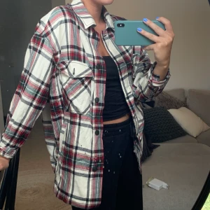 Rutig skjorta - Oversized rutig skjorta från Zara. Använd ett fåtal gånger. Köparen står för frakten🦋