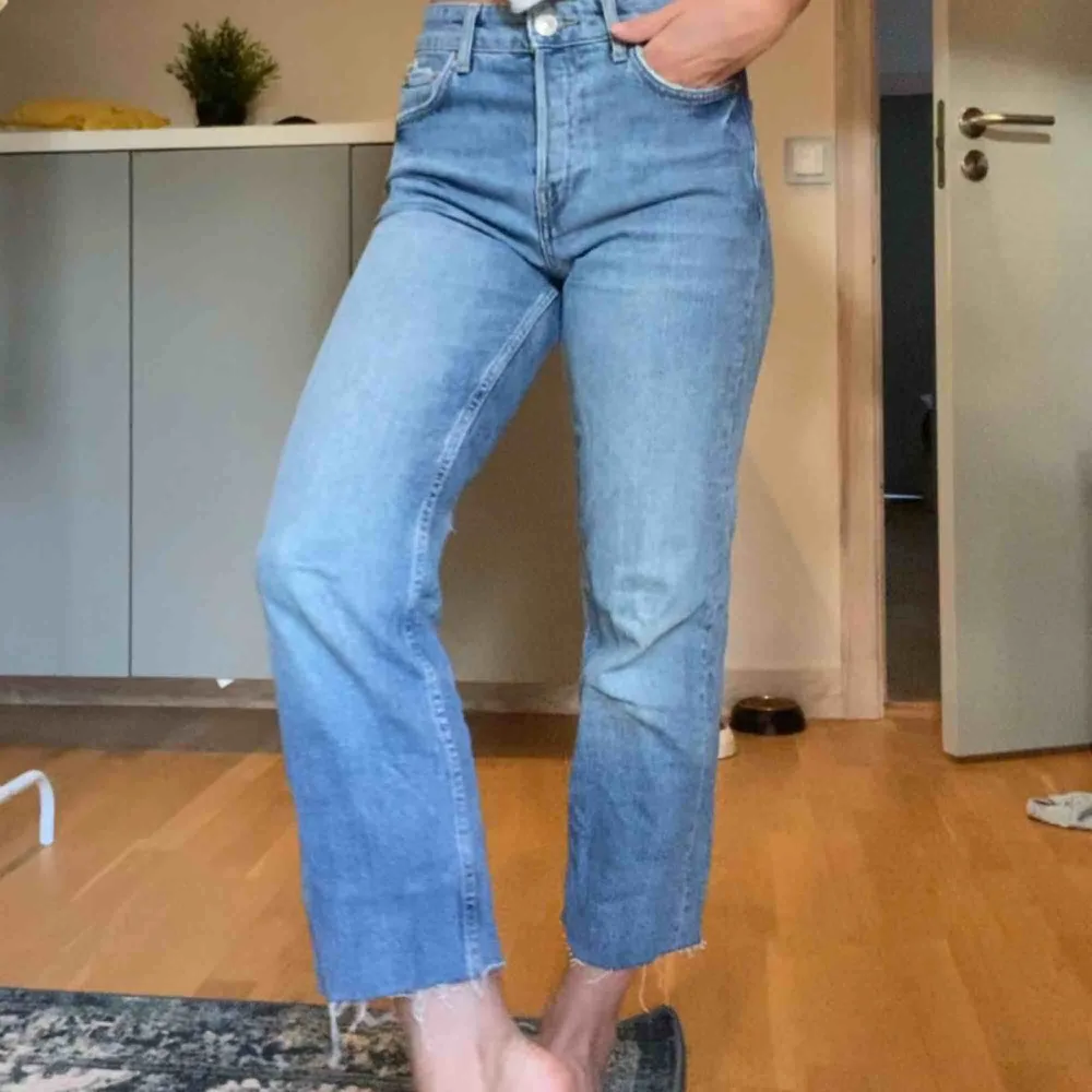Supersnygga och sköna avklippta jeans ifrån Gina Tricot! Frakten tillkommer på 60kr 🥰🥰. Jeans & Byxor.
