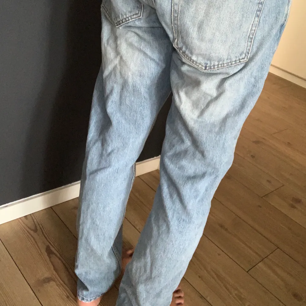 Jeans ifrån carlings som blir lite smalare nertill ! Storlek 30, jag är 1.73 och väger 69kilo och är lite för stora i midjan för mig! 🤡🤡 . Jeans & Byxor.