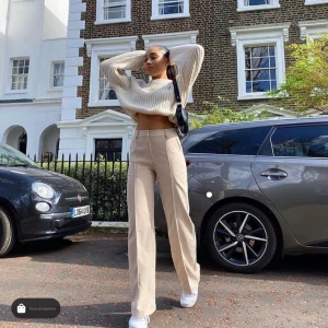 Skitsnygga beigea kostymbyxor! Vida ben - Beigea kostymbyxor med vida ben från det danska märket Venderbys! ALDRIG använda därav det höga priset. För små för mig ☹️ Nypris: 646 kr