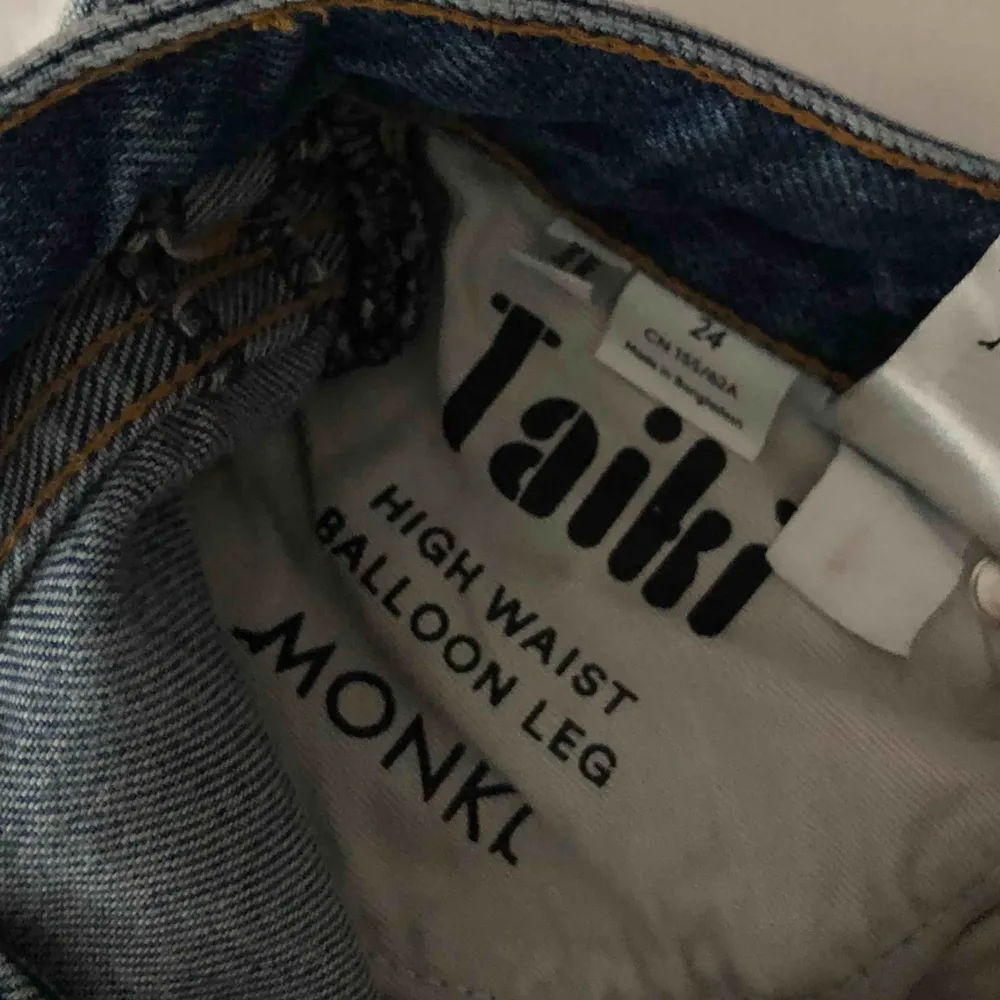 Jeans från monki i modellen taiki balloon leg. Storlek 24. Köpta av en annan tjej här på Plick men tyvärr passade dem inte så därför säljer jag dom. 200kr + frakt. Jeans & Byxor.