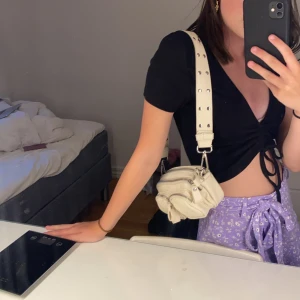 Sjukt snygg väska - Säljer denna sjukt fina väska från Gina tricot. Den är köpt för 349 kr. Den är använd 2 gånger. Mitt pris är 200 kr +frakt. Är flera intresserade blir det budgivning. Man får med 2 olika band som man ser på bild nummer 3! ❤️❤️