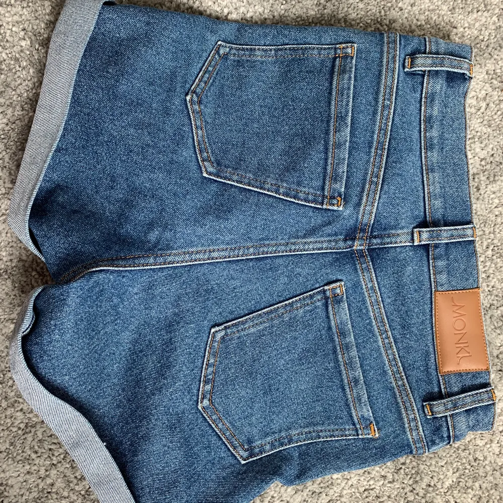 (OBS FÖRSTA BILDEN LÅNAD) Shorts från monki storlek 24 säljer för att de är för små för mig. 30kr fraktkostnad tillkommer . Shorts.