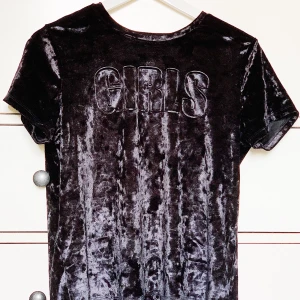 Svart T-shirt med tryck - Sammetsliknande tyg som är superskönt. Lite ”dolt” tryck på bröstet där det står GIRLS. Snygg passform, passar en S men blir lite tightare på en M. Endast använd några gånger. Pris kan diskuteras & köparen betalar frakt!🖤