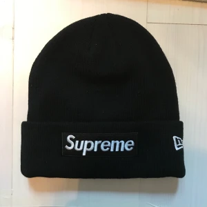 Supreme New Era Box Logo Beanie - Säljer en svart Supreme New Era Box Logo Beanie. Nyskick, använd 3 gånger. Pris: 600kr eller bud! Storlek: One Size, färg: Svart. Nypris på StockX: ~1200kr, steal!