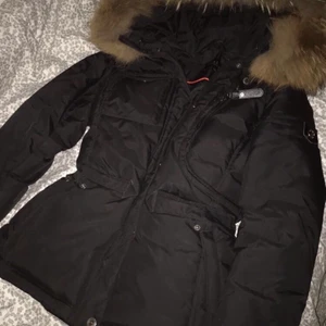 Hollies livigno jacka - Helt ny använd en månad, säljes pågrund av att den är för liten annars är den perfekt det finns inte nått dåligt på den, storlek 34.🥰