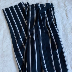 Kostym byxor linjerade - Ett par kostymbyxor med Knut i midjan. Dessa byxor framhäver ens kurvor och säljs pga att jag aldrig använder dem 