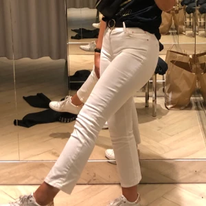 RAKA JEANS stl. 38 - Jeans från mango. Färgen off white med beige sömmar (se bild 2). Säljer då de inte kommer till användning 💕 Köparen står för frakt. 