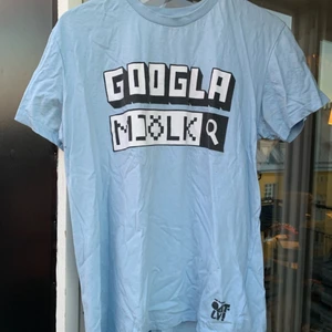 Oatly t-shirt  - Blå t-shirt. "googla mjölk" från oatly