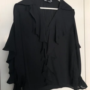 Fin svart blus - Fin svart blus från zara. Storlek M men passar även S. Använd 1-2 ggr. 