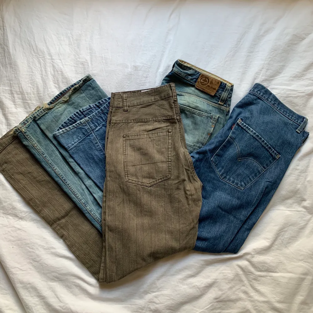 Lite större vintage jeans skriv till mig för mer info❤️ Bruna: w33/L34 ljusblå: w32/L32 och de blå e liknande men står inga mått😊 ❤️ Alla är för stora för mig så har tyvärr inga bilder på!. Jeans & Byxor.