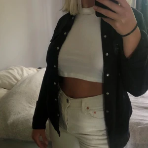 Levis skjorta - Supersnygg skjorta från levis som jag köpte för ca tre år sedan men inte blivit använd, dvs jättefint skick. Inköpt för över tusingen. Frakten är spårbar och inkluderad i priset!🤼‍♂️🤼‍♂️