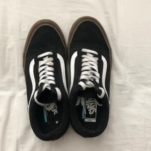 Vans old skool pro  - Säljer dessa vansskorna som jag tyvärr inte kan ha. De har en prosula och är jättesköna att skatea i, men även att ha i vardagen. Priset går att diskuteras. Fraktkostnad tillkommer.