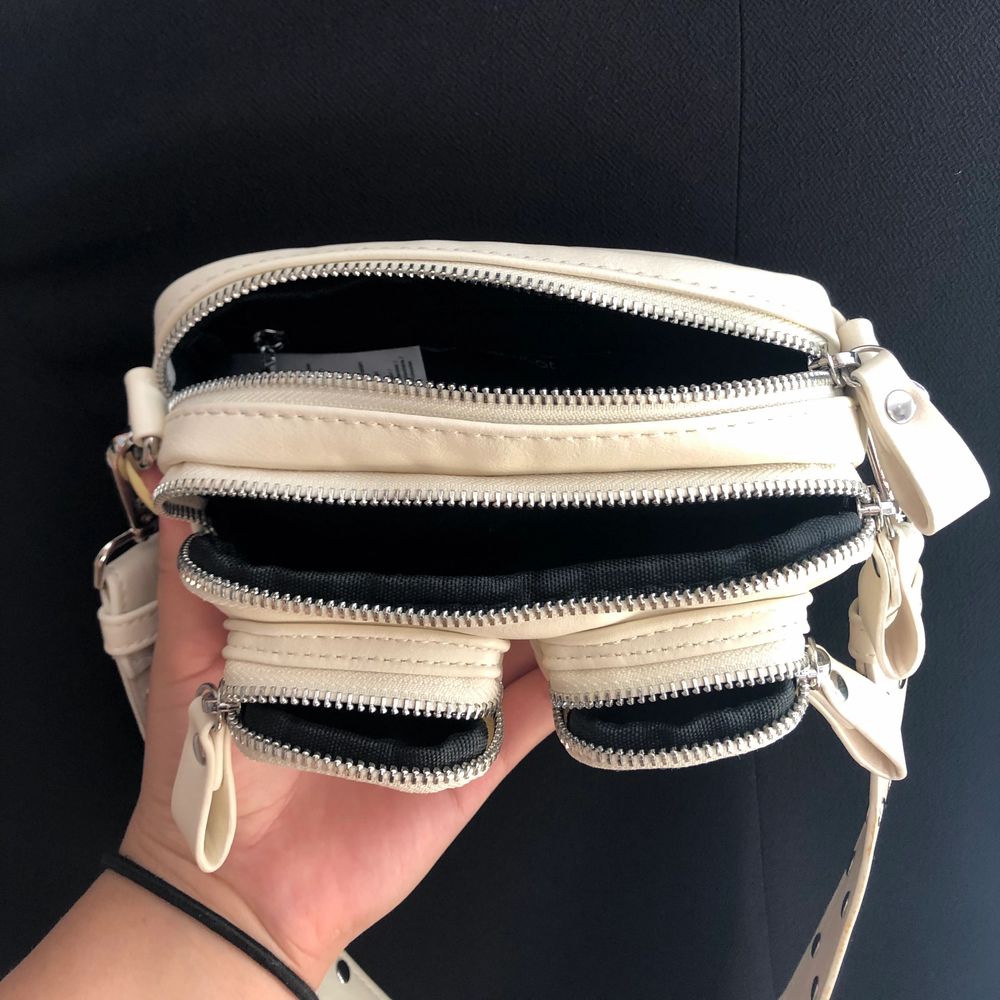 Trendig oanvänd handväska från Gina Tricot, med mycket utrymme. Krämvit/beige i färgen och passar till alla tillfällen!! Lång kedja ingår. Säljes på grund av att den inte kommer till användning. Köpt på Zalando, nypris: 279kr. Köpare står för frakt, men kan även mötas upp. Pris kan diskuteras så båda blir nöjda :). Accessoarer.