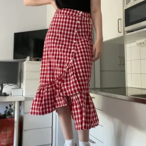 Midikjol - säljer denna härliga rödrutiga kjol från Zara då den tyvärr inte kommer till användning hos mig. använd en gång. resår baktill så passar även S! (Jag på bilden har S)  📬 Frakt 59kr.