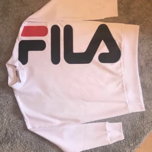 FILA tröja - En äkta FILA tröja i stl S. Köpt på Junkyard, oanvänd med prislappen kvar. Nypris: 799 kr. Mitt pris: 700 kr med GRATIS frakt 