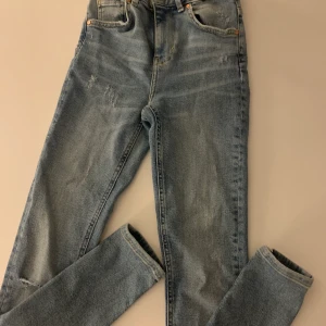 Jeans från Bik Bok ”Never Denim”  - Snygga jeans från Bik Bok, ”Never Denim”. Storlek XS. Finns i Vällingby. Om skickas betalar köparen porto.