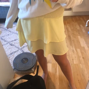 Volangkjol  - Super fin gul volangkjol. Stretchigt material vid midjan så kan passa flera olika storlekar, både mindre och större! 