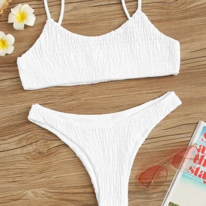 Smockad bikini - Vit smockad bikini i storlek S, helt ny och oanvänd! Normal i storleken. Cheeky underdel och man slipper fula linjer. Skickas mot fraktkostnad på 44kr, alternativt spårbar frakt på 63kr. Frakten ingår alltså inte i priset! 