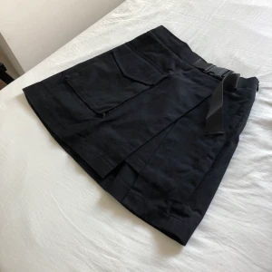 Shein kjol - En sypersnygg kjol från Shein i storlek S men jag skulle säga att den är mer en XS. Den har en liten slits typ vid ena låret, en ficka samt ett snyggt bälte i midjan. Ger lite militärvibes! Frakt på 44kr tillkommer om den ska skickas!