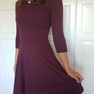 Superfin vinröd klänning med klockad kjol  - Superfin klänning i bra skick, med väldigt bra passform. Tyget är lite tjockare med bra kvalitet vilket gör att kjolen faller fint 💗 frakt ingår i priset!