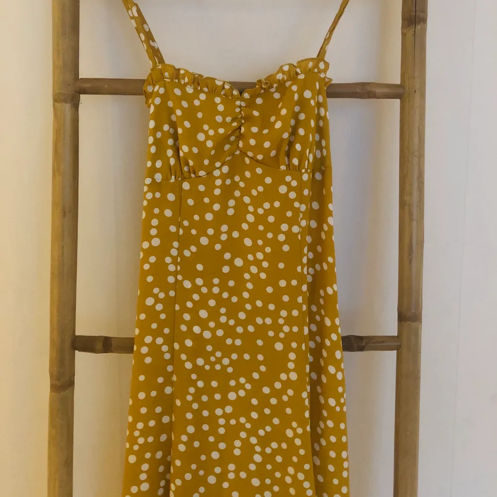 Finaste klänningen från BikBok som tyvärr är för liten över bröstet 💔 fynda! . Klänningar.