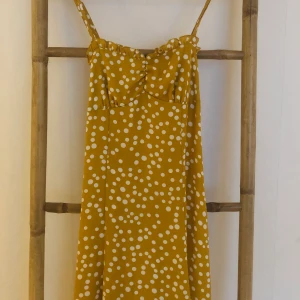 Senapsgul sommarklänning - Finaste klänningen från BikBok som tyvärr är för liten över bröstet 💔 fynda! 