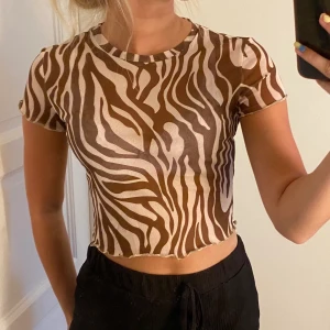Zebramönstrad crop top - Fin mesh crop top med zebra mönster🖤