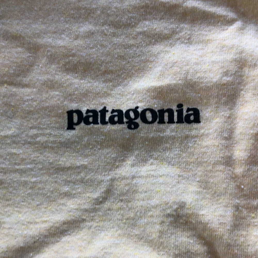 En skit ball gul croppad pantagonia t-shirt. Passar till nästan allt. Köparen står för frakten✨ . T-shirts.