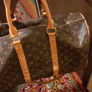 Väska! - Den är inte äkta men är den bästa kopian ! Helt ny aldrig använt den bara legat i min källare! 