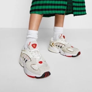 Adidas originals leopard  - Använda en kanske 5 gånger, säljer på grund av att jag sällan går i dom. Nyskick. Fantastiskt bekväma, storlek 39.  Inköpspris: 1299kr Finns i Hornstull/röda linjen. Kan skickas med post.