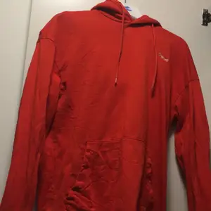 En röd jack & Jones hoodie, storlek M, hoodien är i bra skick och den är nästan aldrig använd det är därför jag säljer den.