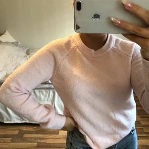 Rosa stickad tröja - Säljer denna ljusrosa stickade tröja från HM då jag inte längre använder den! Storlek XS men passar även S. Frakt tillkommer