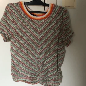 Färgglad topp - Jag säljer en regnbågsfärgad topp från Bershka. I tröjan står storlek L, men den passar mig som brukar ha S. Säljs eftersom den tyvärr inte kommit till användning. Du står för frakten om du inte vill mötas upp i sthlm. 