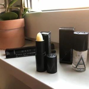 Smink - Lite gott och blandat varav ett transparent läppstift, silver glittrande nagellack och en kajalpenna. 35kr för allt eller 15kr/st