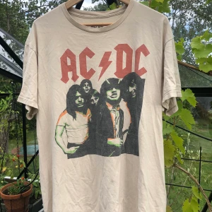  AC/DC band T - Vintage acdc band T. Asskön o grym boxy fit. Funkar på alla från S till XL beroende på hur man vill ha den :) Kan mötas i Stockholm eller postas;)