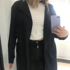 Marinblå kappa - En jättefin marinblå kappa med knytning i ryggen som är i fint skick i storlek S. Köparen står för frakt!!