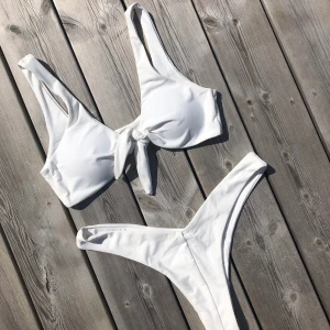 SHEIN vitt bikiniset - Vitt bikiniset från SHEIN i strl S men sitter som M. Oanvänd och bra kvalitet men tyvärr förstor för mig. Den har vadderade kupor som man kan ta ut och knytningen går att justera! Frakten ingår :)