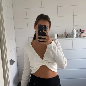 Stickad topp  - Säljer denna stickade topp, använd endast en gång! Storlek L men passar mig som vanligtvis är XS, passar allt från XS-M eftersom den är väldigt stretchig. Säljs för 80kr + 49kr i frakt😊