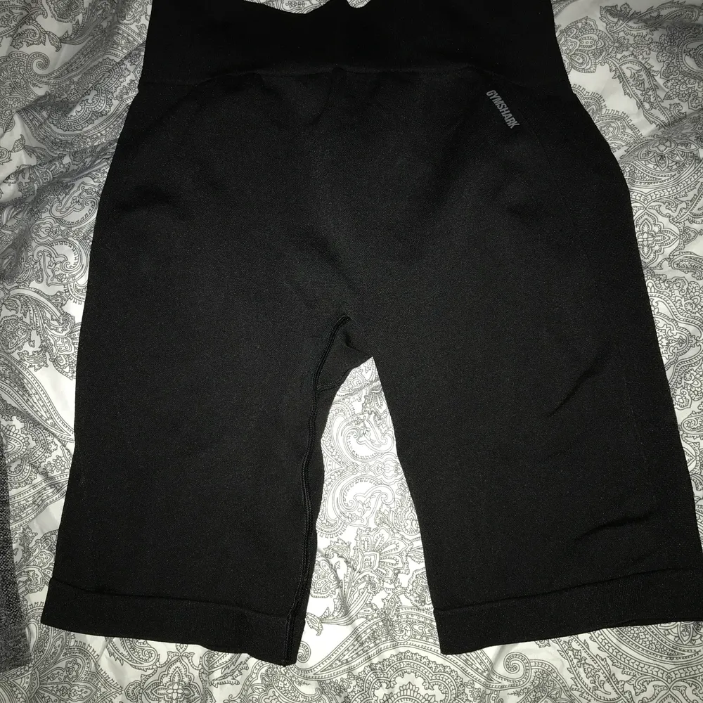 Två par gymshark shorts i storlek m . Båda är helt nya . Dom svarta är endast testade ! Båda för 700 men snabb affär 600 . Jeans & Byxor.