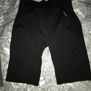 Gymshark shorts  - Två par gymshark shorts i storlek m . Båda är helt nya . Dom svarta är endast testade ! Båda för 700 men snabb affär 600 