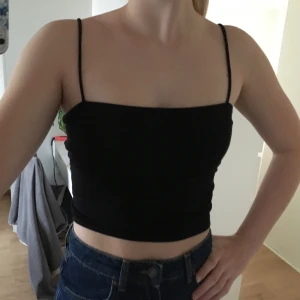 Basic Strap linne 40kr - Normalt skick. Köpt från Gina Tricot. Funkar lika bra till fest som till vardags. Köparen står för frakten.✨