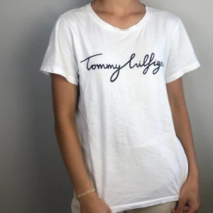 Plain Tommy hilfiger t-shirt - Inga defekter! Buda i kommentarerna:)