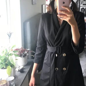 Svart blazer  - Jättefin svart blazer från Boohoo, säljs pga av för stor, frakt tillkommer